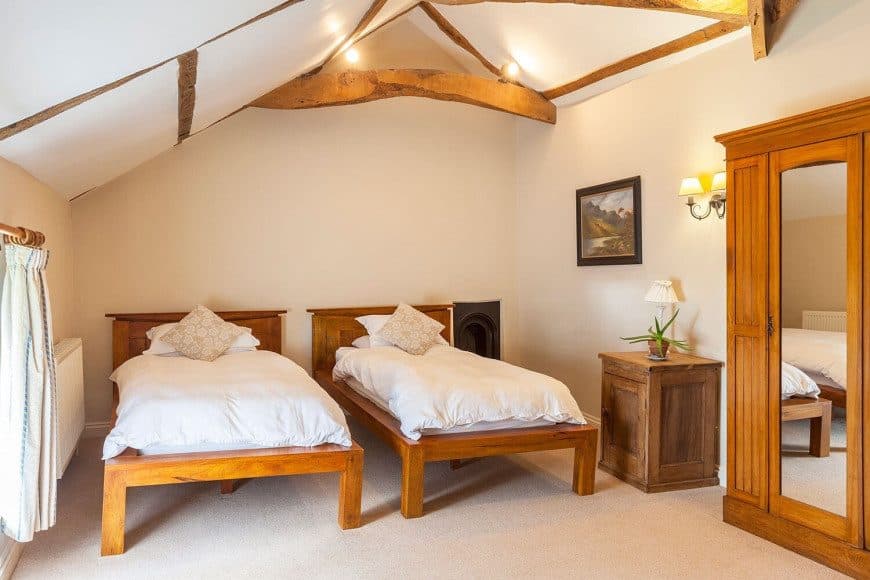 Twin bedroom